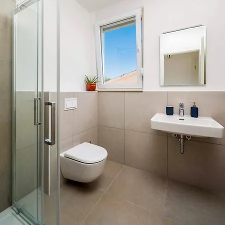 Rogoznica Sleeps 12 With Pool Air Con And Wifi Villa *
