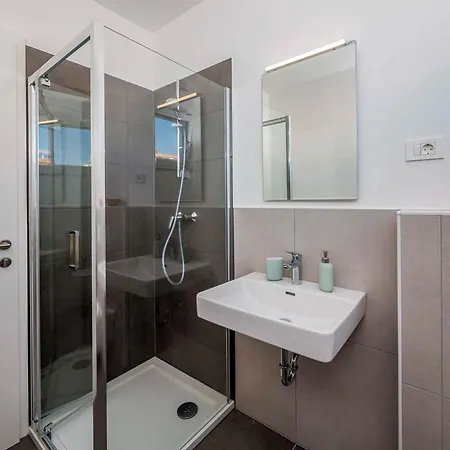 Rogoznica Sleeps 12 With Pool Air Con And Wifi * Rogoznica (Sibenik-Knin)
